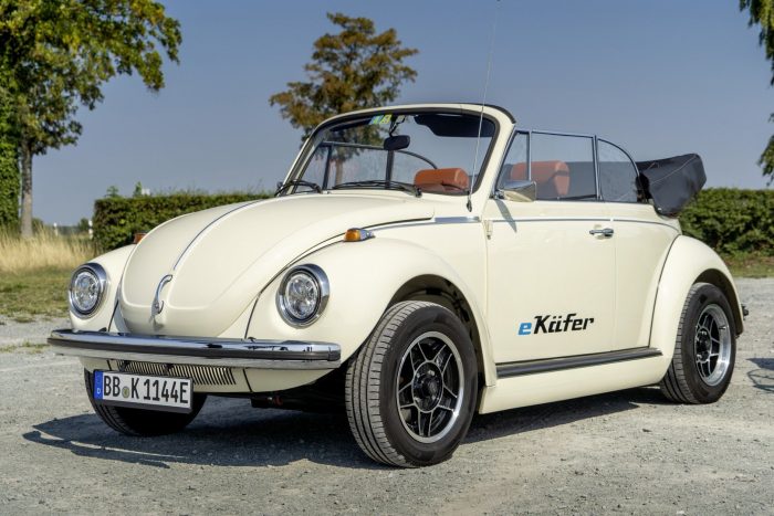 Классический Volkswagen Beetle переделали в электромобиль