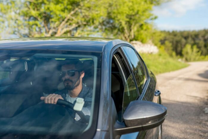 Почему опасно ездить на автомобиле с открытыми окнами